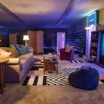 地表最後一間百視達變Airbnb! 穿越時空夜宿「電影客房」:只花120就有整晚看不完的DVD