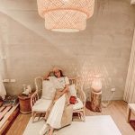 週末就是要出遊去啦!今天小編就要來介紹這間位於南投魚池的「愛黏在一起設計師民宿」,到了日月潭旅行怎麼能錯過這麼美的住宿空間呢?來到這裡度假絕對能讓人感到無比的放鬆呀! ▼這間「愛黏在一起設計師民宿」外觀以簡潔的白牆呼應水泥清水模,並採用挑高7米玻璃引進自然光,每個房間都有大面落地窗,遠眺青山近看濕地景觀,來到這裡瞬間被山林環繞,融合大自然中真的好療癒啊~ (圖片來源:francistsai_28 授權提供) ▼而在裝潢設計上,民宿的主人也相當用心,選用很多老木頭來增加空間溫度,房內淡淡的木頭香氣給人一個舒適放鬆的假期,讓旅客能有回到家的感覺! (圖片來源:francistsai_28 授權提供) (圖片來源:lovers_bnb 授權提供) ▼值得一提的是,這裡的每間房間都有不同風格設計,其中「竹光」房型充滿著濃濃波西米亞風,房內還提供房客各種拍照的小道具,隨手一拍都超有異國感! (圖片來源:ariel.huang_ 授權提供) 【愛黏在一起設計師民宿 Lovers B&B 】 地址:南投縣魚池鄉修正巷3之12號 電話:(04)9289-8088 💰竹光-雙人陽台房:平日$3,500元、假日$4,500元 想要來場又美又舒適,同時充滿大自然氣息的輕旅行嗎?現在就開始規劃一波吧!