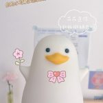 好可愛鴨~ 軟Q「矽膠小鴨夜燈」坐姿超呆萌 拍拍頭就發光:揉捏好紓壓♡