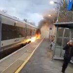 英火車進站突起火!車廂底部狂燒畫面曝光 乘客驚嚇逃